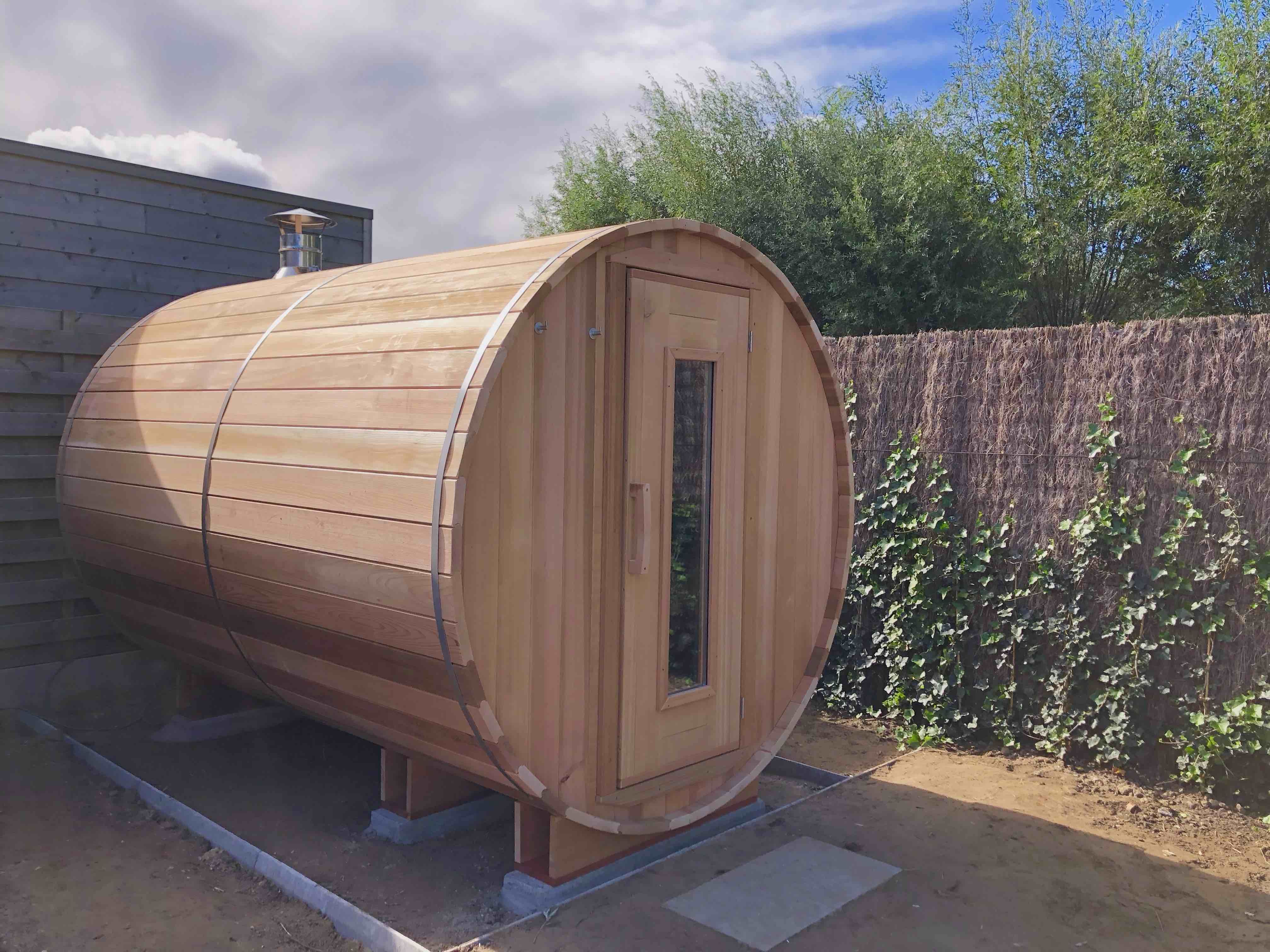 Wood-fired sauna barrel with longer interior space in Roeselare