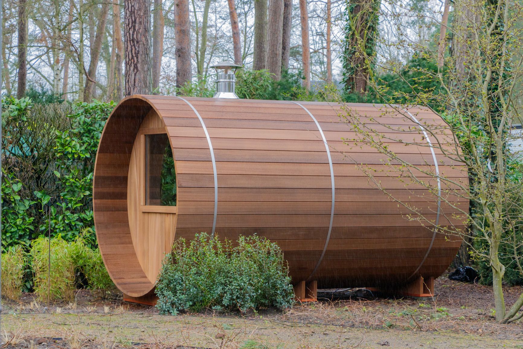Tonneau sauna 360 cm avec fenêtre panoramique supplémentaire.