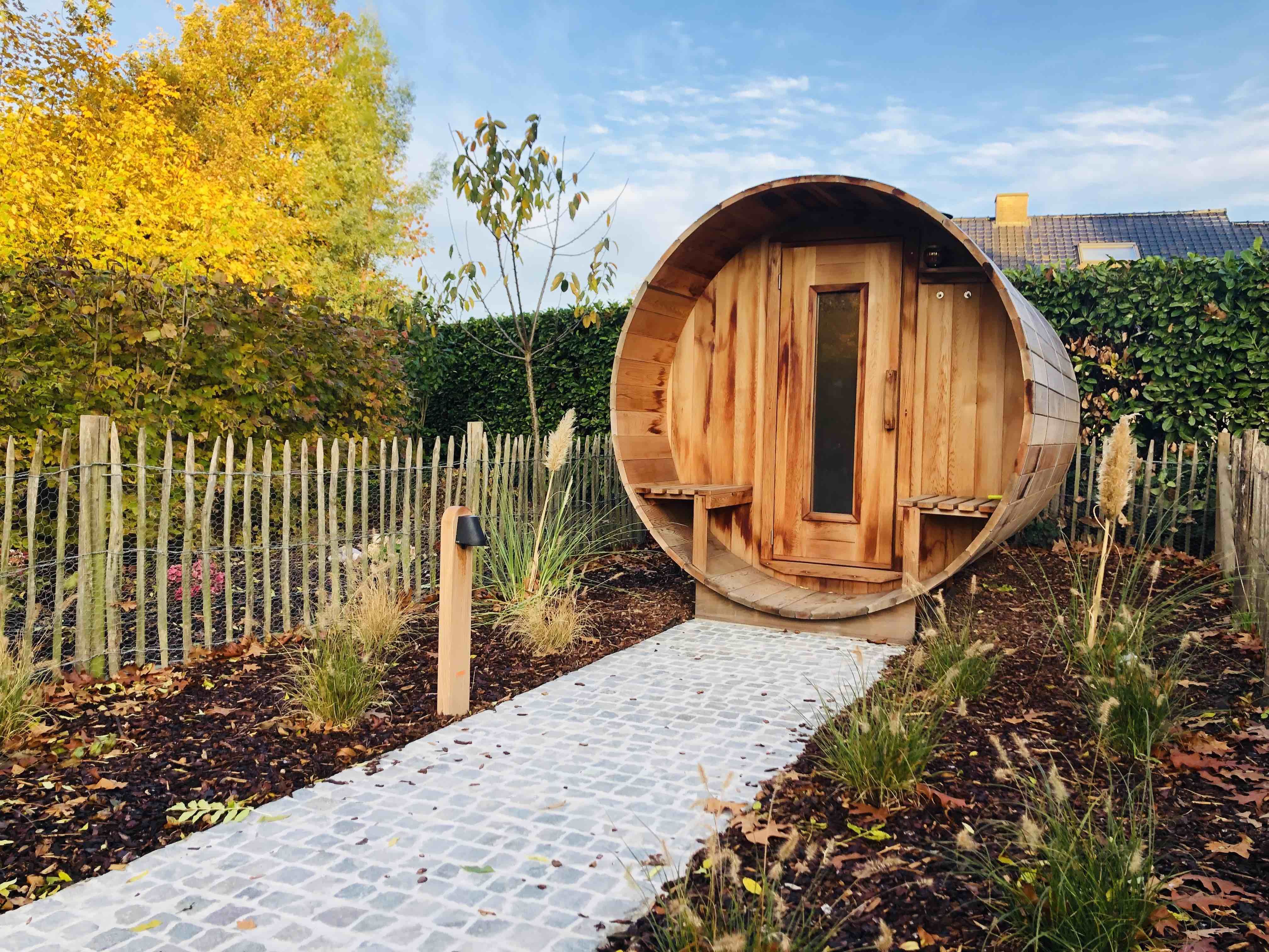 Sauna Barrel dans un jardin entièrement aménagé à Oostrozebeke