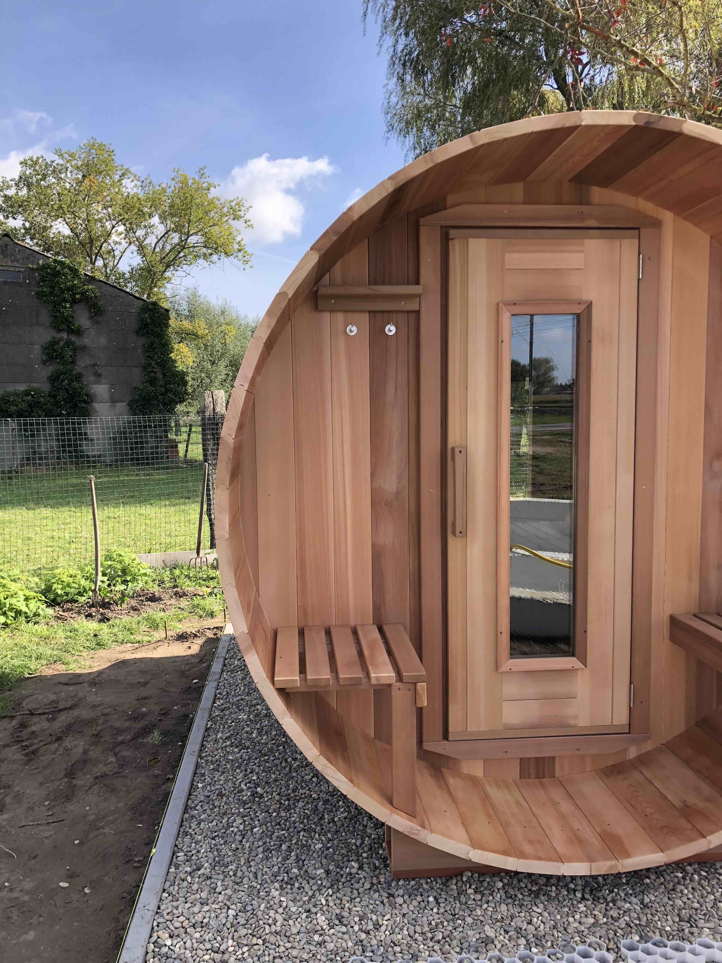 Saunabarrel sauna extérieur 300cm avec poêle à bois et fenêtres à l'arrière à Tielt