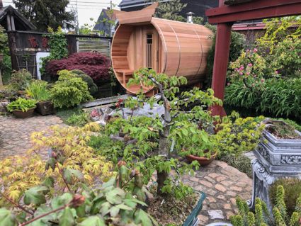 Un barril de sauna con un toque oriental para los jardines de agua oriental en Kuurne