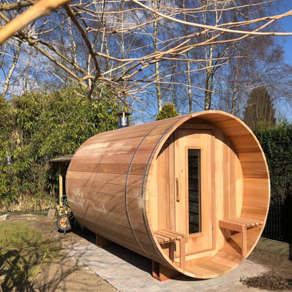 Barrel sauna saunabarrel in een tuin te Deinze
