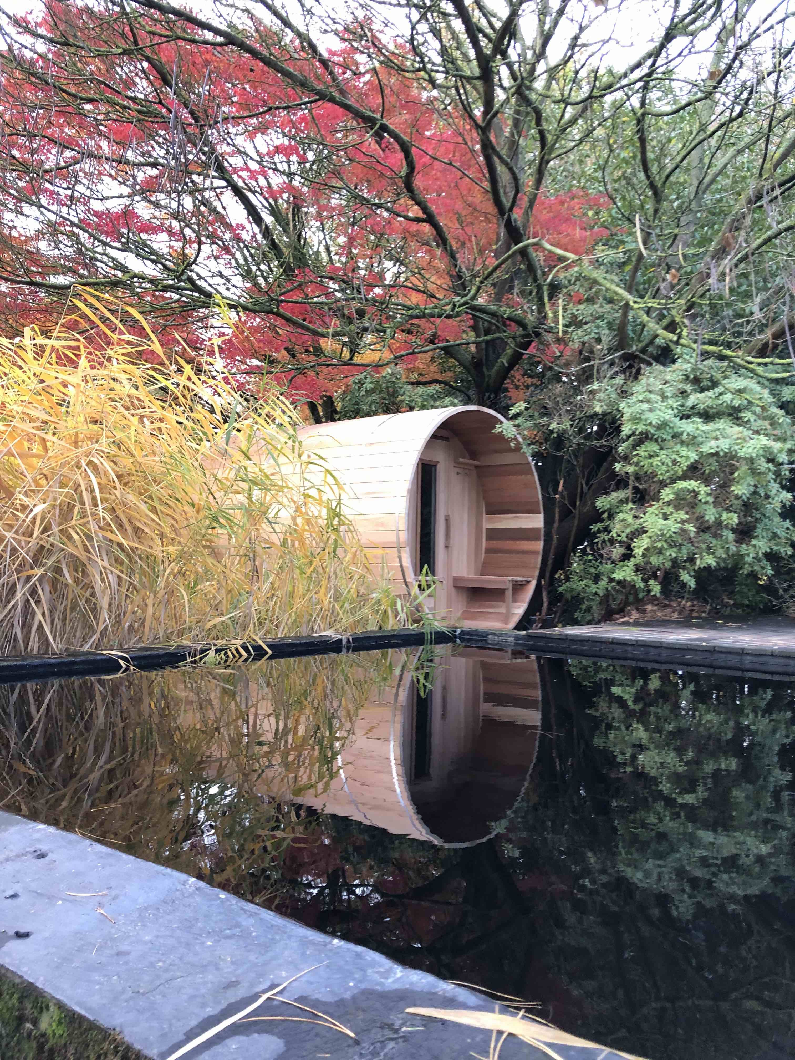 Saunabarrel 300cm avec poêle à bois à côté d'un étang de baignade naturel à Destelbergen