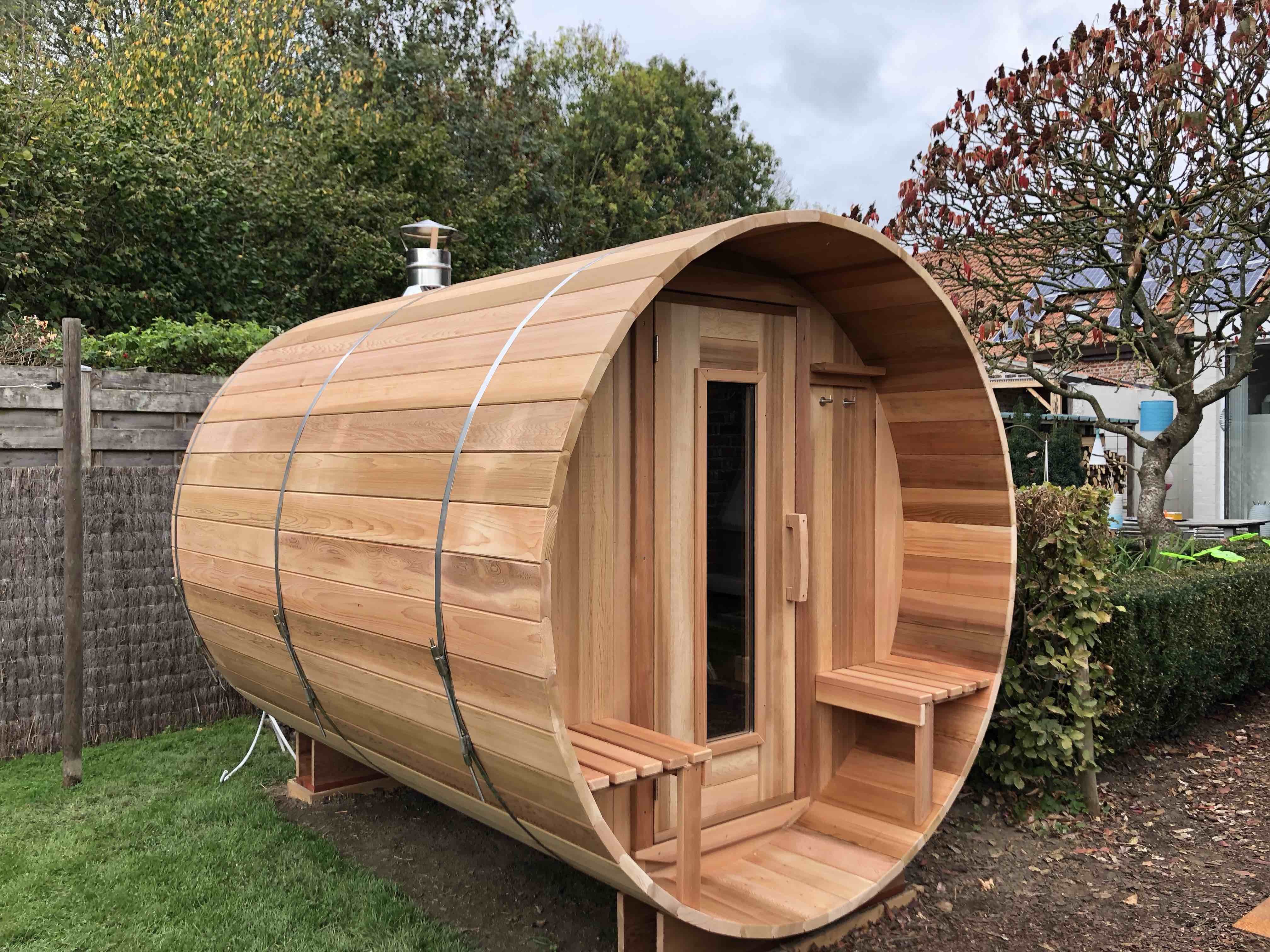 Saunabarrel sauna en el jardín de una casa en Poperinge