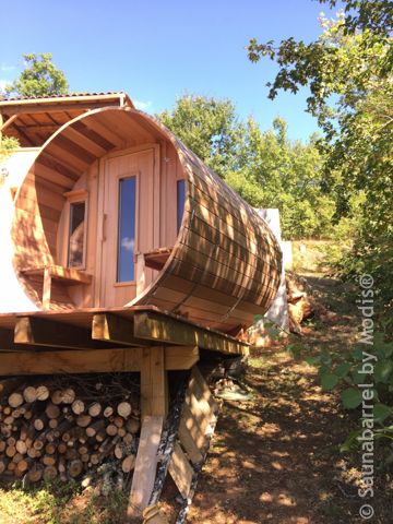 Saunabarrel, au feu de bois monté sur une terrasse flottante: réalisation à Saint-Pompon (Dordogne / Sud de la France)