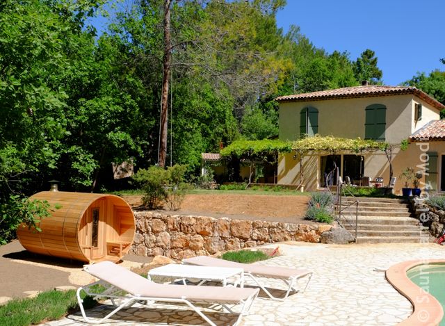 Saunabarrel au bord de la piscine: réalisation à Villecroze (Provence-Alpes-Côte d'Azur / France)
